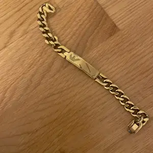 Helt snyggt och nytt Armani armband i guld 