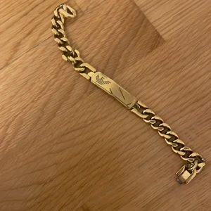 Armani armband i guld  - Helt snyggt och nytt Armani armband i guld 