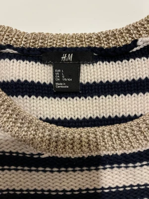 Stickad tröja  - Fint skick