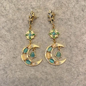 Örhängen - Ett par örhängen köpta i london på en secondhandbutik för ca 250kr. Vet inte vad dom är gjorda  av. Skriv privat vid intresse. köpare står för frakt. Kan mötas i stockholm.