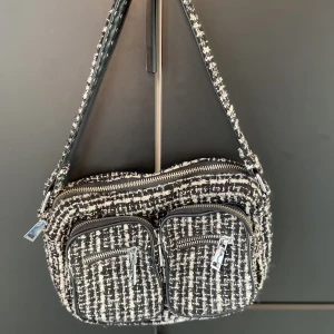 Noella väska - Supercool noella väska i vit och svart. Tillhörande axelremsband medföljer.  399+frakt 💗