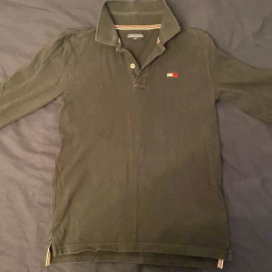 Tommy Hilfiger långärmad piké - Stilig längärmad Tommy Hilfiger pique som inte används längre. Storlek 152 barn.