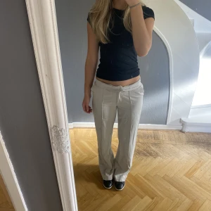 Beiga kostymbyxor - Intressekoll på dessa dundersnygga byxor. Jag har själv gjort om dom så de är lågmidjade. De är en slits bak vid foten. Tyvärr är den en liten fläck på benet som inte går bort. Jag är 167 och de sitter bra på mig🩷