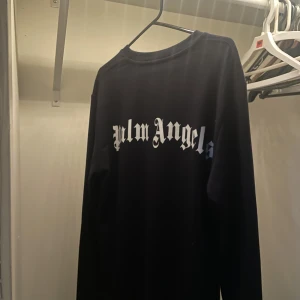 Sweater  - Säljer min äkta Palm Angels då det inte riktigt är min stil. Fick den i present så den är intill oanvänd.  Frakt 50kr 