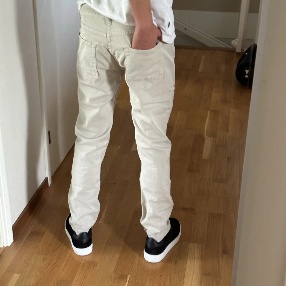 Ett par vita/off white/ krämvita slim-fit jeans från dressman Storleken är 33/30 men jag brukar ha ungefär 30 i midja så skulle säga att de är relativt små i midjan för att vara 33.. Jeans & Byxor.