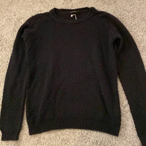 Stickad tröja  - Jättefin svart stickad tröja ifrån vila. Den har ett jättefint stickat mönster och den är i bra skick!