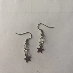 Nickelfria stjärn örhängen. - Hej! Säljer dessa örhängen från mitt smyckesföretag !🙌💘de är nickelfria och i rostfrittstål,säljer för 10kr + 13kr frakt. Kontakta mig om ni är intresserade🩷🪩😍❤️🙌 betalas via swich