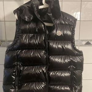 Moncler väst - Säljer nu min fina moncler väst! Skick 10/10 Storlek M. Använd 3 gånger! Scan och tags finns på tredje bilden😁kvitto finns!