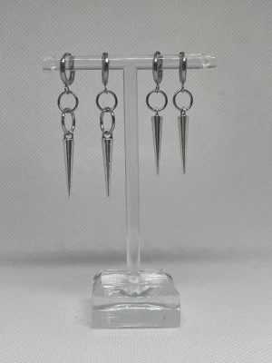 Straight stud earrings with long studs - Dessa örhängen är till största dels gjorda av rostfritt stål vilket innebär att de förmodligen inte förstörs om de kommer i kontakt med vatten och allmänt håller längre. Rostfritt stål ändrar inte färg som att ndra material ,perfekta för vardaglig användn