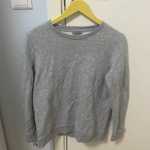 Grå lång sweatshirt - I bra skick 