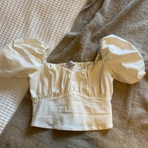 & Other Stories korsett topp med puffärm  - Créme vit korsett topp från & Other Stories. Supersnygg men passar mig inte. Nypris 890kr.