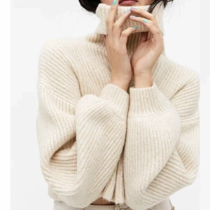 Stickad beige tröja - Väldigt skön och fin stickad beige tröja. Dåligt ljus på mina bilder. Storlek S. Nypris 300kr, säljer för 100kr.