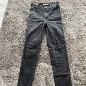 Svarta jeans från Levi’s i modellen Mile High Super Skinny. Fint skick! Storlek 26.