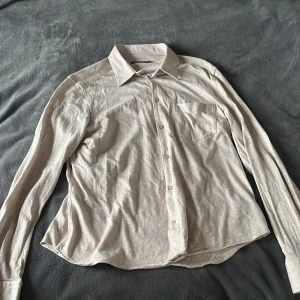J Lindeberg overshirt - En j Lindeberg overshirt i ett mycket bra skick, är egentligen Size XL men är liten i storleken ca L/M . Har använts ett fåtal gånger. 