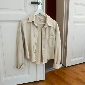 Jeansjacka  - Använd men är i bra skick! Frakt tillkommer 🤎