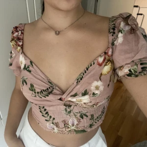 Söt ELA blommig top  - En unik blom rosa topp jag köpte några år sedan i Colombia, den är knappt använd i storlek M. Skriv om ni undrar något 💕