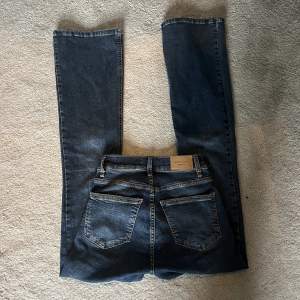Nästan helt oanvända mörkblå lågmidjade bootcut jeans från Gina tricot!💗 Säljer för att de är lite korta på mig ! Pris kan diskuteras vid snabbt köp💓