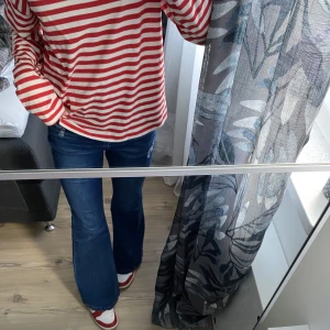 Randig tröja - Tröja från monki. Använd 2-3 gånger och i jättefint skick. Storlek S. Nytt pris 179. Mitt pris 100kr. 