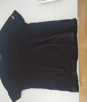 Tommy hilfiger t-shirt stlk: L - Tommy hilfiger t-shirt stlk Sbygg t-shirt . Nypris 700kr