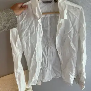 Snygg linneskjorta från Turnover! 100% linne!✨💓 Fläcken går nog bort i tvätten!