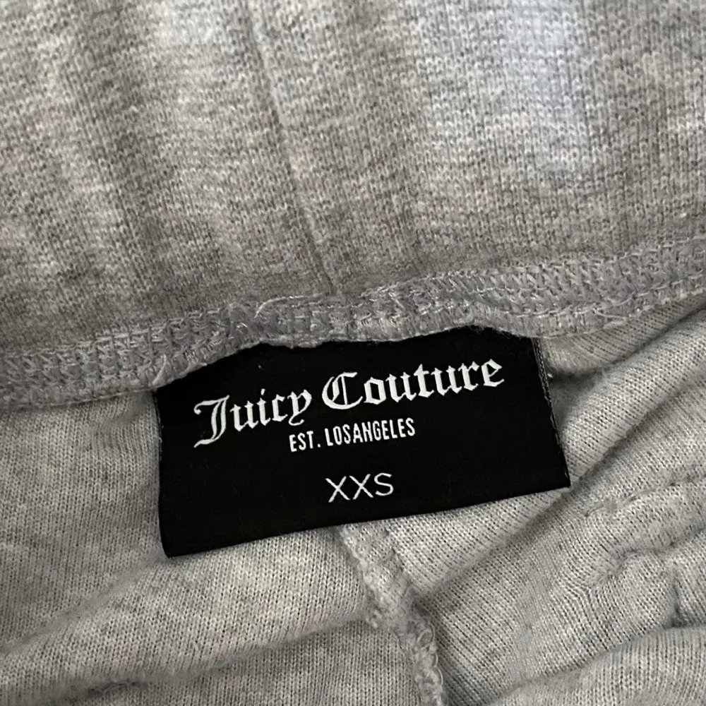 Gråa juicy couture byxor med fickor!  Använda fåtal gånger, bra skick Köparen står för frakt!🤍  Storlek xxs. Jeans & Byxor.