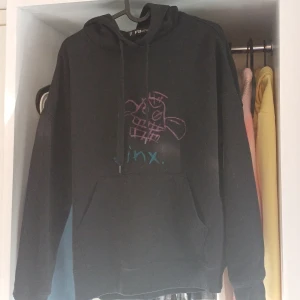 Jinx hoodie - En jinx hoodie, hoodien är från new yorker och trycket är på målat! Använde bara 1 gång så den är ny ocv i bra skick!