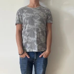 J.Lindeberg T-Shirt - J.Lindeberg T-shirt - storlek S - varan är i bra skick, inga flaws - modellen är 172cm och 65kg - vid frågor eller funderingar är det bara att skriva! 
