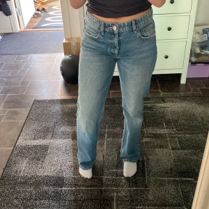 Zara midwaist straight jeans - Säljer dessa jeansen då de är för stora 💙