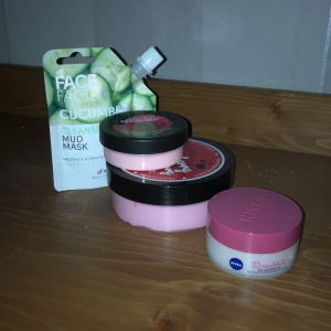 Säljer ett litet kit med hudvård! - Alla produkter är oanvända och de flesta är oöppnade!! Innehåll: mud ansiktsmask, body butter från the body shop, ansiktskräm med rosenblad från nivea och en stor body butter från I love.., i lukten rasberry & Blackberry. Värde: 235kr