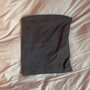 Tubtopp  - Super fin tubetopp från Gina tricot. Har en fläck vid högre hörn. Annars inga märkbara defekter💕