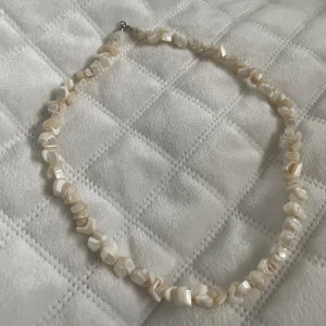 Sten halsband - Somrigt halsband, vet ej vart de är ifrån, ej äkta stenar utan gjorda i plast, inga defekter och bra spänne! 💛