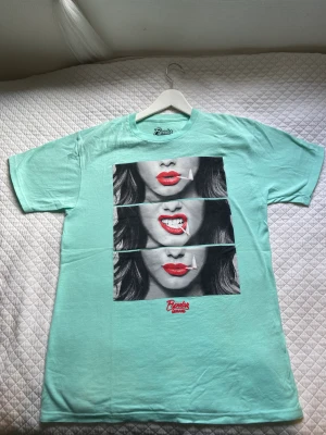 T-shirt med tryck - Popualr demand Storlek M  Köparen står för frakten😊