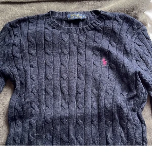 Ralph Lauren kabelstickad sweatshirt  - Kabelstickad sweatshirt från Ralph Lauren. Storlek S.  Nypris: 1800kr  Skicket är bra. 