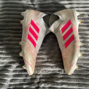 Adidas fotbollskor nemeziz - Skick 7/10. Lite missfärgning från gräs och lite slitage under skon annars hela