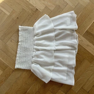 Chelsea kjol  - Säljer min chelsea kjol då den tyvärr inte kommer till användning längre, nypris är runt 500 kr men säljer för 200 då den tyvärr har fått två väldigt små fläckar som man inte lägger märke till💗