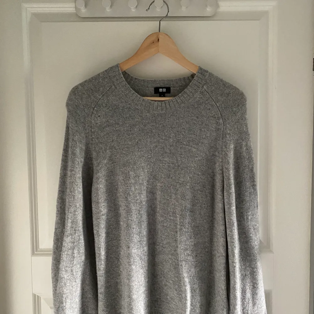 Pga rensning ur garderob säljer jag denna fina grå stickade tröja från uniqlo. Endast använd ett par gånger. Perfekt till hösten. Stickat.