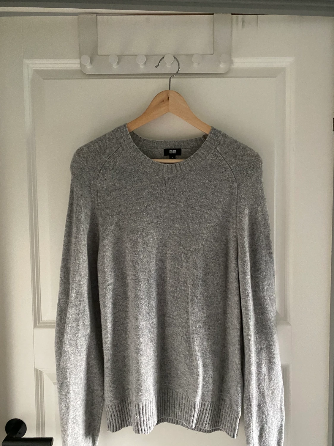 Grå stickad tröja