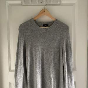 Pga rensning ur garderob säljer jag denna fina grå stickade tröja från uniqlo. Endast använd ett par gånger. Perfekt till hösten