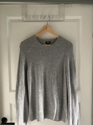Grå stickad tröja  - Pga rensning ur garderob säljer jag denna fina grå stickade tröja från uniqlo. Endast använd ett par gånger. Perfekt till hösten