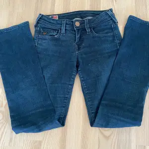 Säljer dessa lågmidjade, flare (blir nog endast utsvängs om det är långa) jeans då dom tyvärr är för små för mig. Köpta här på plick nyss alltså aldrig använda av mig. W24 men vet ej längden dock. Går bra att pruta!❤️