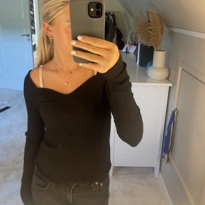Svart tröja  - Säljer denna jättefina svarta tröja från na-kd för att den är tyvärr lite får stor för mig! Nästan aldrig använd 💞