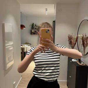 Randig T-shirt  - Randig T-shirt från Weekday i storlek XS. Superfin, inga defekter 🥰