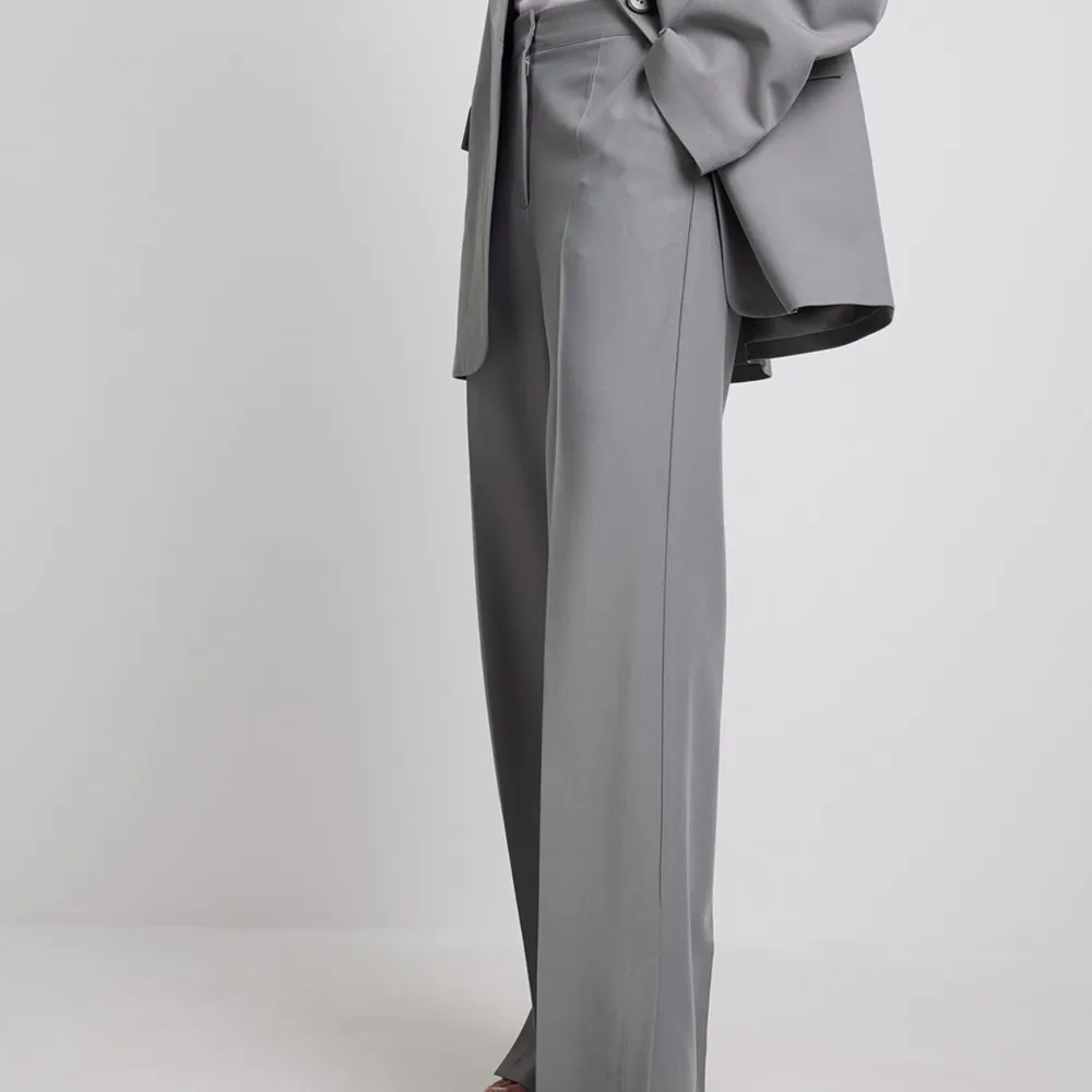 Säljer dessa snygga gråa kostymbyxor i stl 38 från NAKD, sparsamt använda ☺️. Jeans & Byxor.