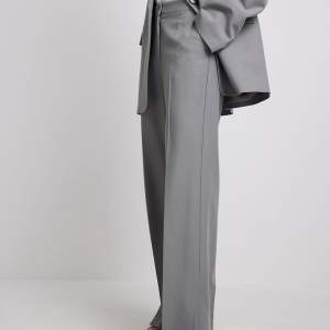 Säljer dessa snygga gråa kostymbyxor i stl 38 från NAKD, sparsamt använda ☺️