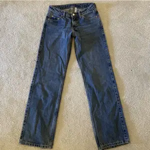 Jag säljer mina super fina lågmidjade Weekday jeans, säljer pga av att jag inte använder dom längre, skriv privat för fler bilder och frågor❤️
