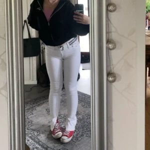 Intressekoll på Vita true religion jeans  - Intressekoll av mina Vita true religion jeans mä en inner slit. Kom privat för fler bilder. Köpta secondhand (kom mä bud vid intresse)