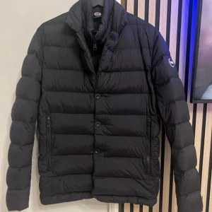Colmar jacka  - Helt ny colmar jacka i dun. Den är aldrig använd och säljs pågrund av fel storlek. Har kvitto kvar. Storlek 48. Nypris 3800 kr Mitt pris 1700 kr