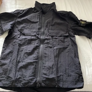 Stone island jacka  - Säljer min helt oanvända stone island jacka, prislapp är kvar och qr koden fungerar, priset kan diskuteras vid snabbare affär och tveka inte att höra av dig om mer bilder eller vad som, mvh Elias 