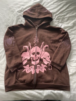 Rhinestone Tröja - Riktigt fet rhinestonetröja från okänt märke🤙🏻 Rosa spindlar på armbågarna och på båda sidorna av huvudet. Lite för kort på mig i armarna som är 183 och väger ca 75 kg så skulle passat bra på nån som är kanske 165-180.  Size M🤑