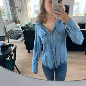 Jeansskjorta  - Otroligt mjuk jeansskjorta i tencel. Tryckknappar i pärlemor.